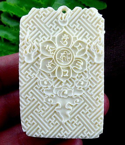 K0110 - Pandantiv, tridacna, Guanyin, 58x37x7mm