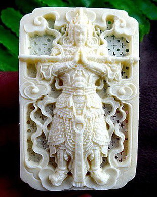 K0138 - Pandantiv, tridacna sculptata manual, Erlangshen, 57x37x8mm
