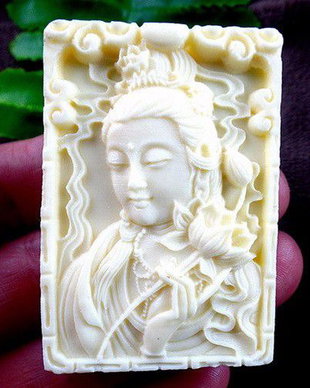 K0109 - Pandantiv, tridacna, Bodhisattva , 55x35x10mm