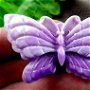 K0026 - Pandantiv, scoica tridacna, fluture sculptat manual, adaos de culoare, mov lila, 51x31x8mm