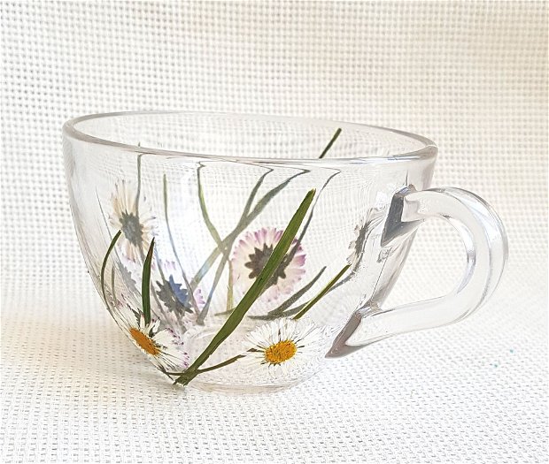 Ceasca de cafea/ceai din sticla decorata cu flori naturale presate