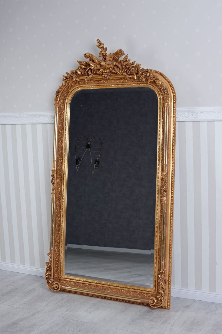 Oglinda baroc din cristal cu o rama aurie antichizata cu decoratiuni