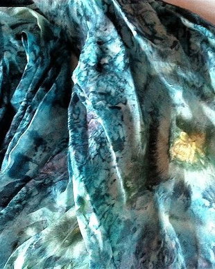 Esarfa de matase naturala pictata cu culori specifice matasii naturale, fixate la cald