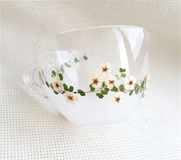 Ceasca de cafea/ceai din sticla decorata cu frunze si flori naturale presate