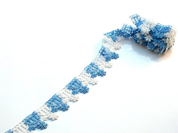 Dantela alb cu bleu