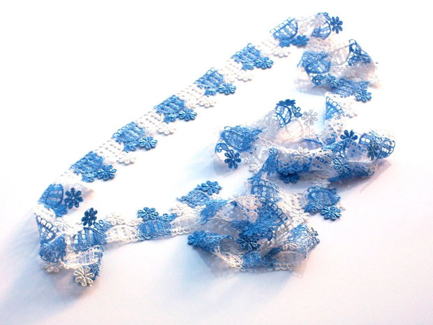 Dantela alb cu bleu