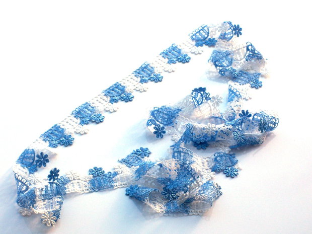 Dantela alb cu bleu
