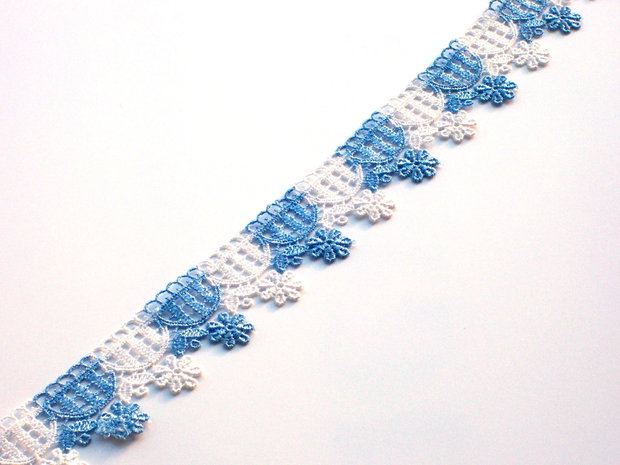 Dantela alb cu bleu