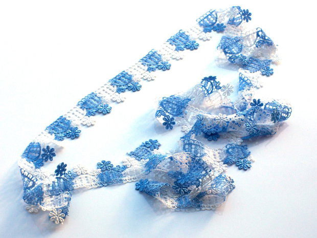 Dantela alb cu bleu