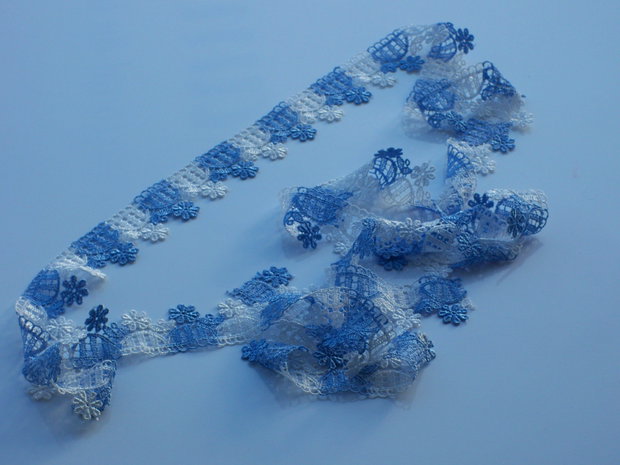 Dantela alb cu bleu