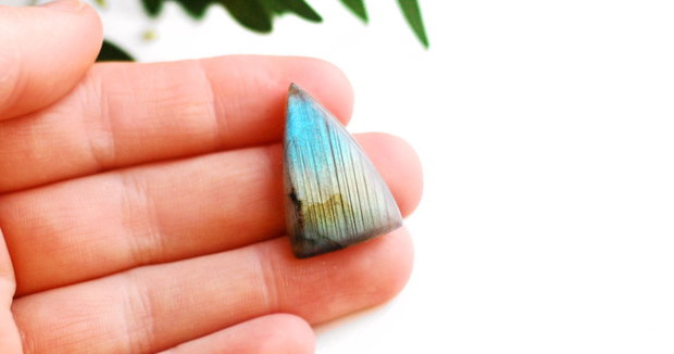 Cabochon Labradorit triunghiular  flashy - dungat