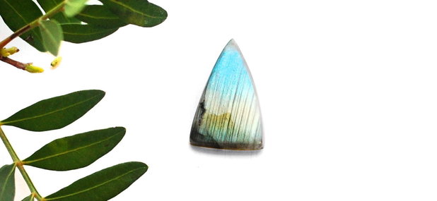 Cabochon Labradorit triunghiular  flashy - dungat