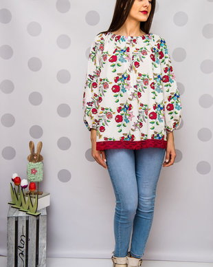 bluza oversize cu flori si dantela