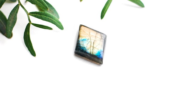 Cabochon labradorit romboid