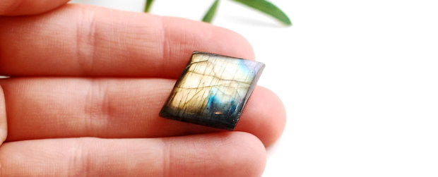 Cabochon labradorit romboid