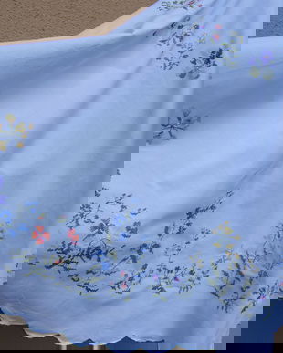 Fata de masa rotunda brodata