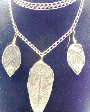 set cu frunze din bronz greenish yellow, cu peridotite
