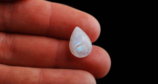 Moonstone rainbow  - aprox 14 x 10 mm - [ M5 ]