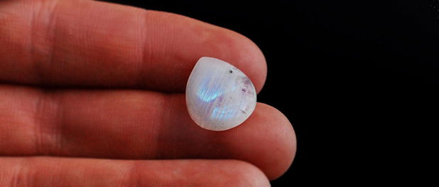 Moonstone rainbow  - aprox 15.5 x 12.5 mm [ M9 ]