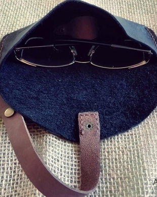 Toc pentru ochelari din piele - personalizat prin gravura