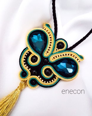 Pandantiv soutache lung cu ciucure auriu