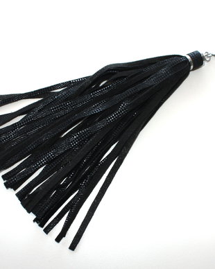 Ciucure negru. Accesoriu.