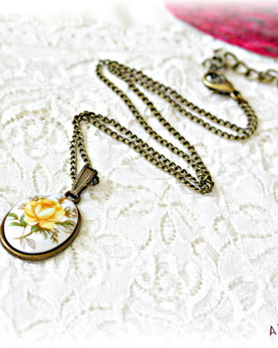 Colier vintage cu trandafir galben