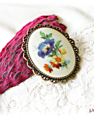 Brosa vintage de portelan cu petunie albastra Rezervat