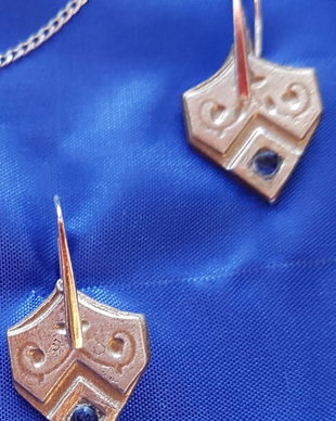 cercei unicat din argint fin, in forma de scut cu textura medievala si zirconii albastre