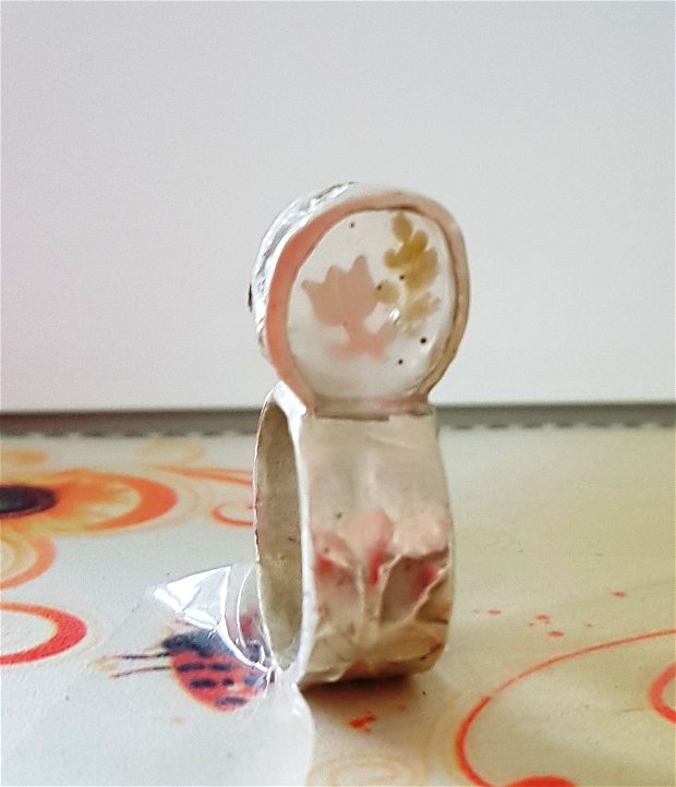 inel unicat din Argint 999, cu paiete de Argint in forma de floare prinse in rasina transparenta