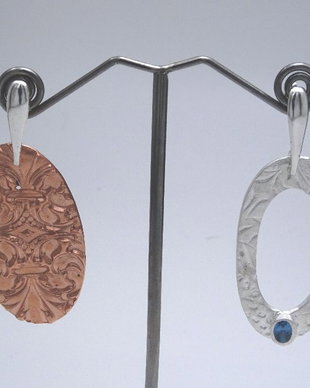 cercei unicat din argint si cupru, asimetrici, complementari, cu textura baroca si topaz