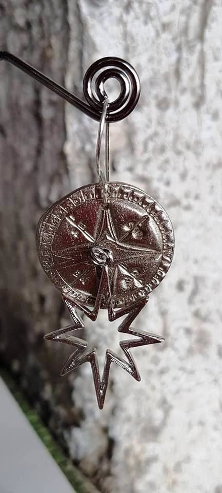 cercei unicat, din bronz sterling white, in forma de busola cu tortita atarnatoare si ac in forma de stea polara