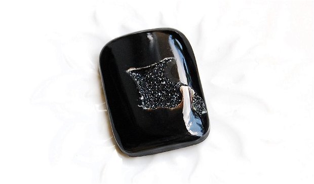 Cabochon Agat negru  cu formatiuni de cristale druzy