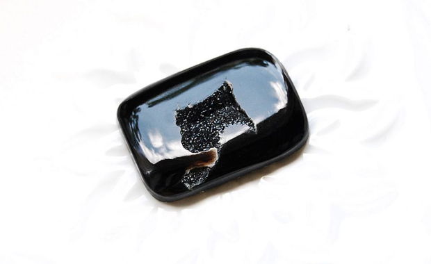 Cabochon Agat negru  cu formatiuni de cristale druzy
