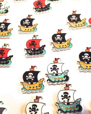 Nasturi din lemn. Nasturi corabie de pirati.