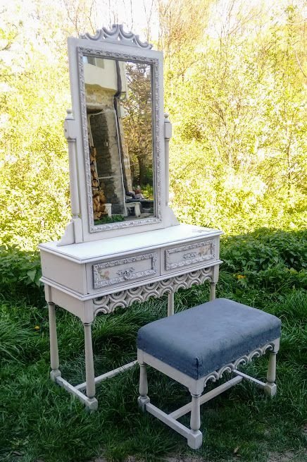 Toaleta cu oglinda veche, din lemn, alba (Mobila/Comoda/Shabby chic)