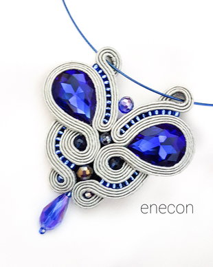 Pandantiv soutache gri cu cristale albastre
