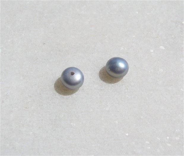 (2 bucati) Perle de cultura argintii semi- gaurite aprox 6x5 mm