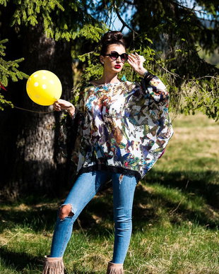bluza invadata de fluturi