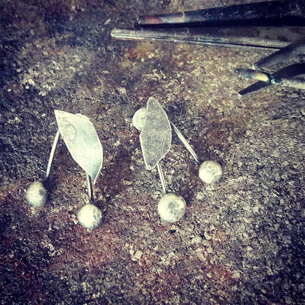 Cercei cu tija din argint 925 reticulat si partial oxidat, cirese