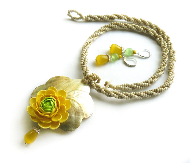 Set cu floare si sidef