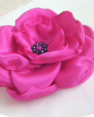 brosa floare fucsia
