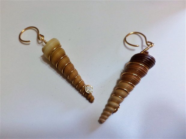 Cercei handmade din cochilie de melc de apa si sarma gilt - the golden snail