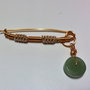 Brosa handmade ac de siguranta din sarma gilt si aventurin