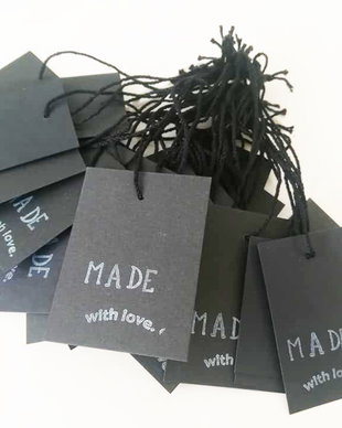 Price tags. Etichete negre cu mesajul Made with love.