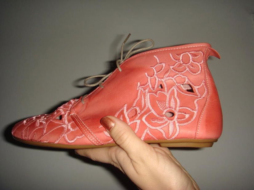 Botine de primavara vara, din piele corail, cu broderii florale