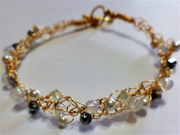 Bratara handmade crosetata din sarma gilt ,perle tip mallorca,opalit si cristale tip swarovski
