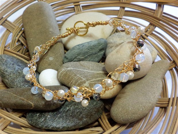 Bratara handmade crosetata din sarma gilt ,perle tip mallorca,opalit si cristale tip swarovski