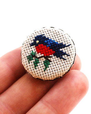 Brosa cu broderie manuala - pasare pe panza taraneasca