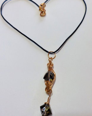 Colier handmade din piele cu pandantiv din sarma si cristale tip swarovski